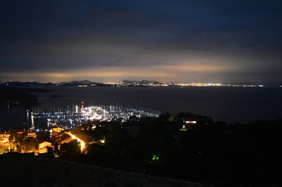 Vue nocturne du port et du village de Porquerolles