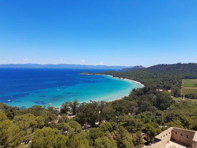 Vue sur la plage de la Courtade depuis la terrasse du fort