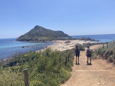 Randonneurs devant le Cap Taillat